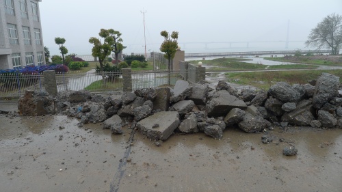 拆除防浪墙后产生的混凝土石块